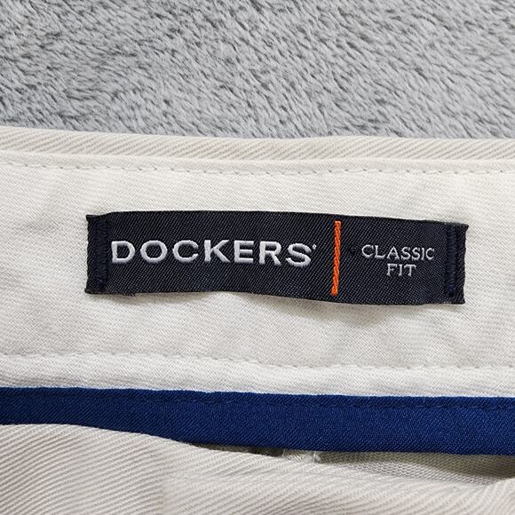 Dockers Pants Mens Size 36 x 30 Beige Khaki Classic Fit Pleated Stretch Office - Picture 2 of 11